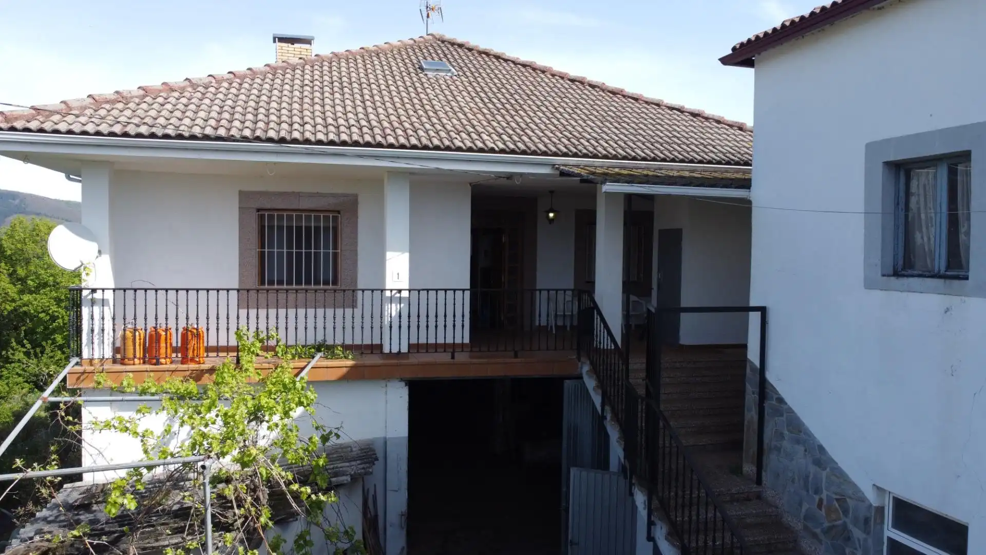 Vista exterior de Casa o xalet en venda en Cangas del Narcea amb Calefacció, Terrassa i Moblat