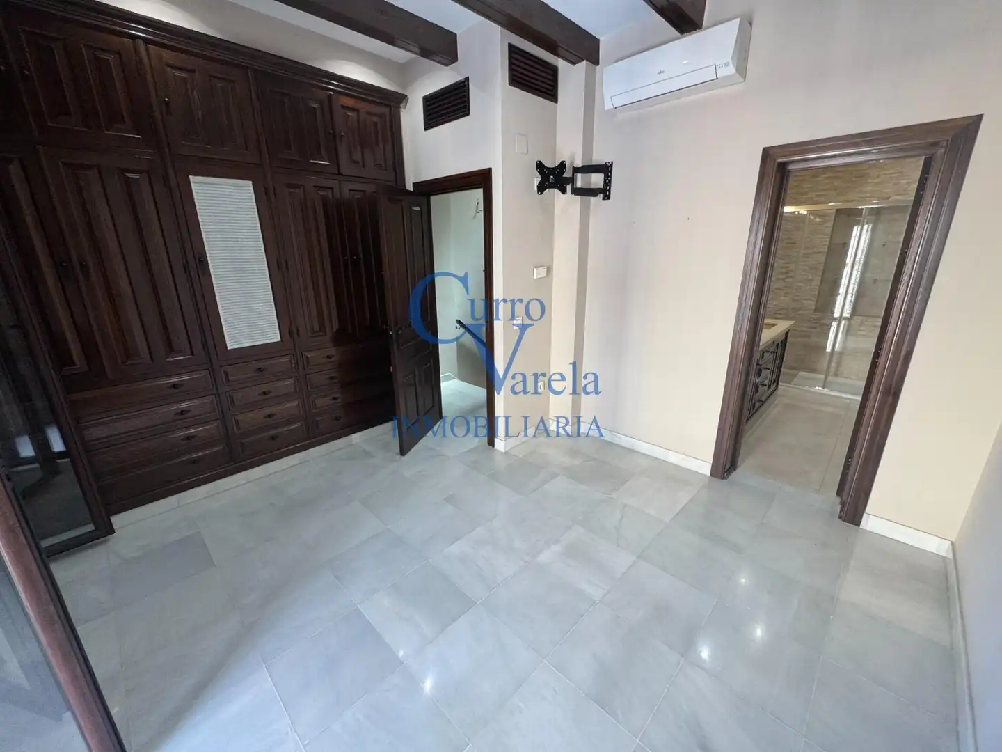 Houses for sale in Dos Hermanas  with Air Conditioner, Heating and Storage room