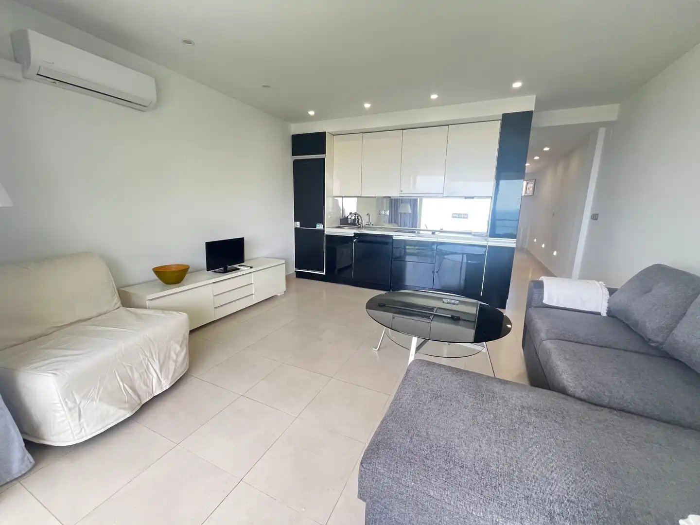 Sala d'estar de Apartament de lloguer en Marbella amb Aire condicionat, Terrassa i Moblat