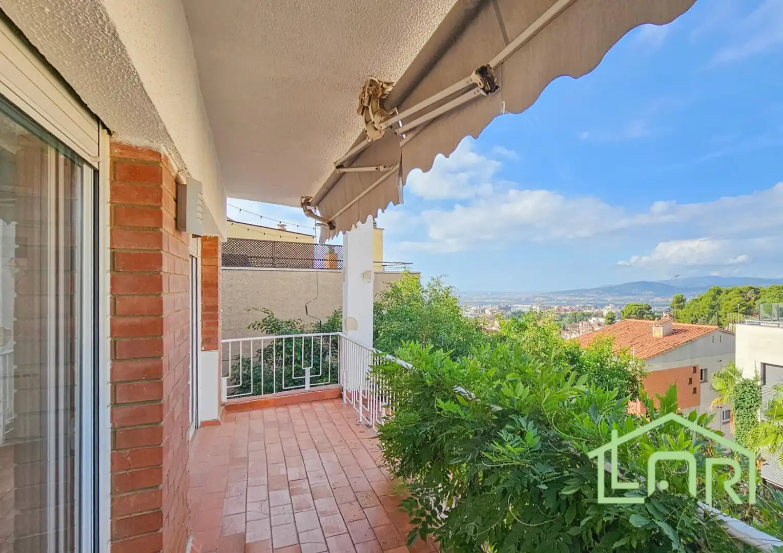 Vista exterior de Casa o xalet en venda en Sant Just Desvern amb Calefacció, Jardí privat i Parquet