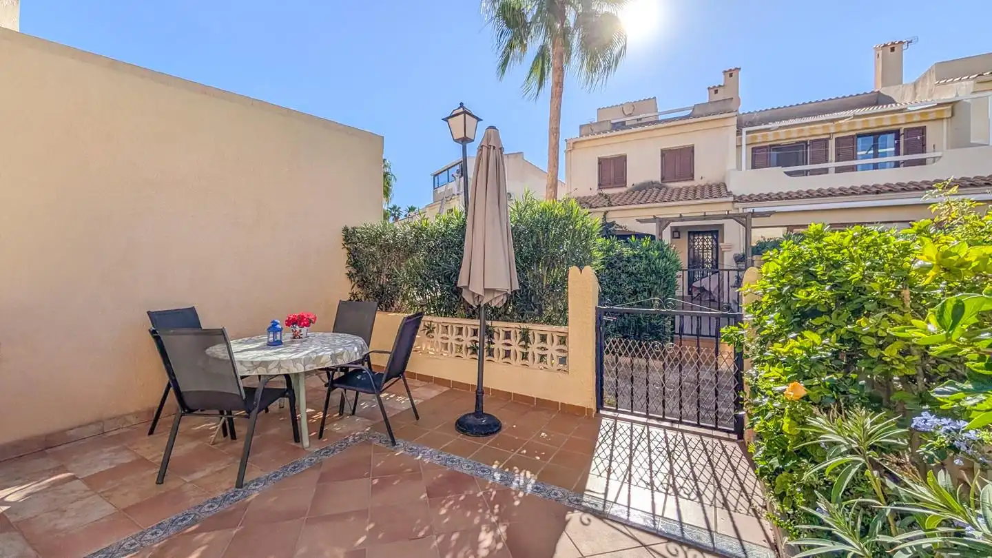 Casa adosada en venda a Escandinavia, Gran Vista - Olivo de Oro