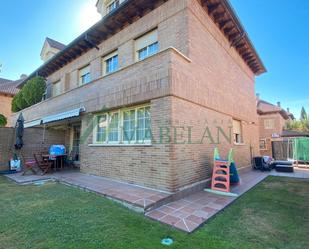 Jardí de Casa adosada de lloguer en Majadahonda amb Aire condicionat, Calefacció i Jardí privat