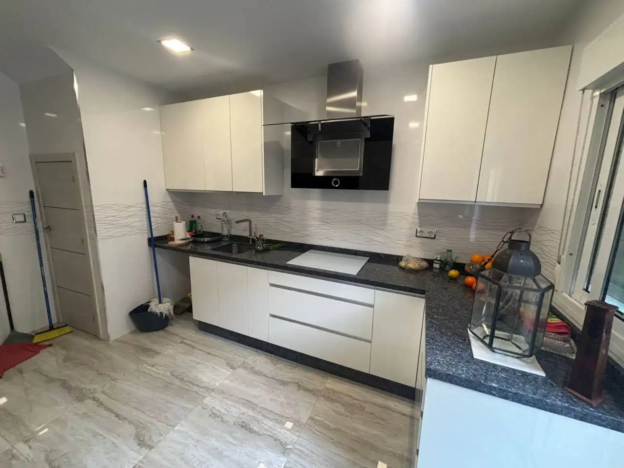 Cocina de Casa adosada en venta en Dos Hermanas con Aire acondicionado, Calefacción y Jardín privado