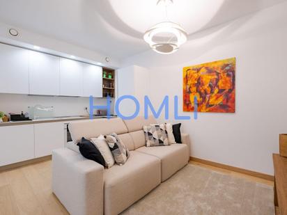 Sala d'estar de Apartament en venda en  Madrid Capital amb Aire condicionat