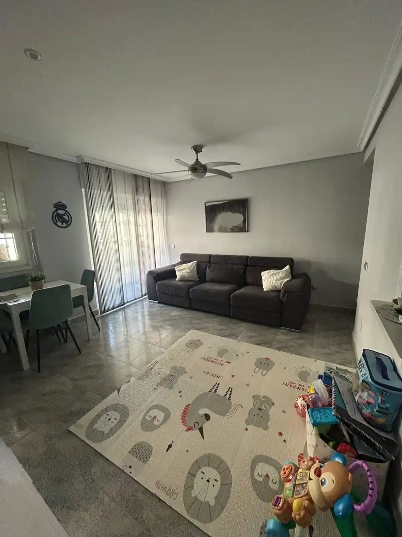 Sala de estar de Piso en venta en Almería con Aire acondicionado, Jardín privado y Piscina comunitaria