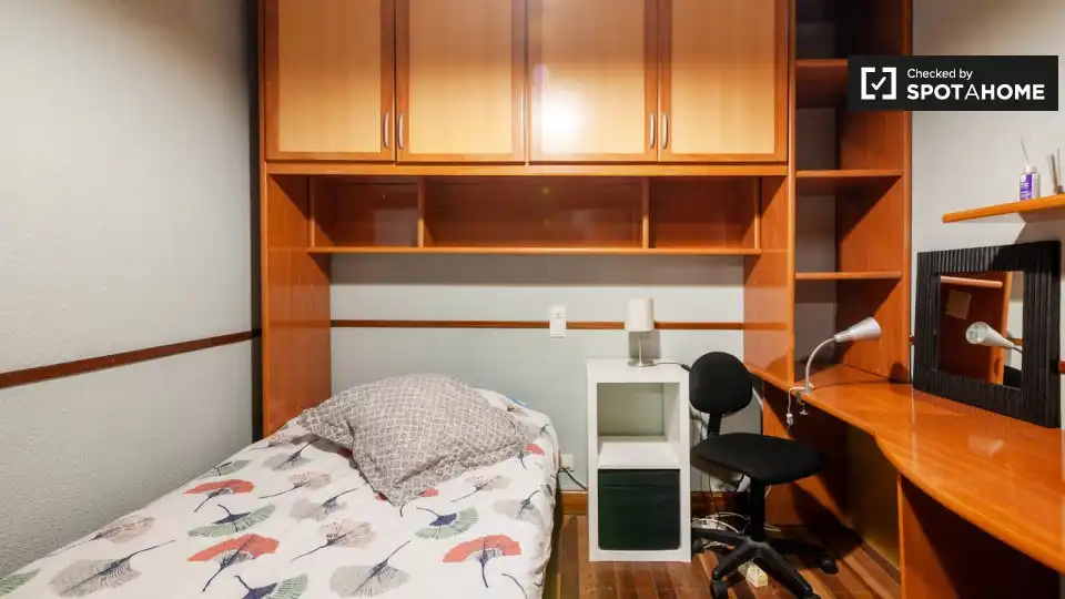 Habitación de Piso de alquiler en Bilbao  con Aire acondicionado, Calefacción y Amueblado