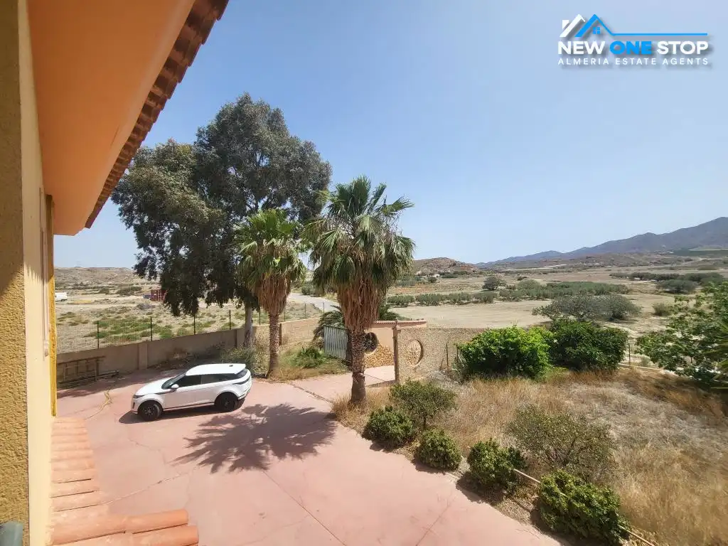 Vista exterior de Casa adosada en venda en Cuevas del Almanzora amb Aire condicionat, Calefacció i Jardí privat