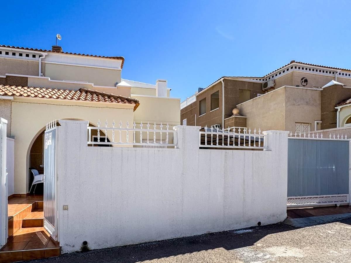Exterior view of Single-family semi-detached for sale in Torrevieja  with Air Conditioner, Heating and Private garden