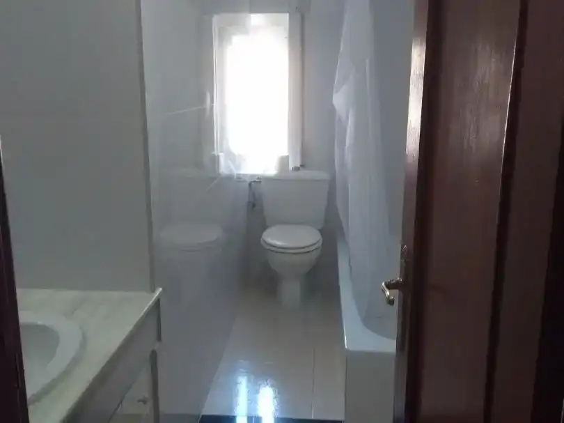 Badezimmer von Wohnung zur Miete in  Granada Capital mit Klimaanlage und Balkon