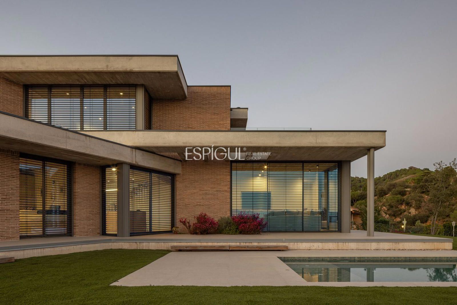 Vista exterior de Casa o xalet en venda en Cabrils amb Aire condicionat, Calefacció i Jardí privat