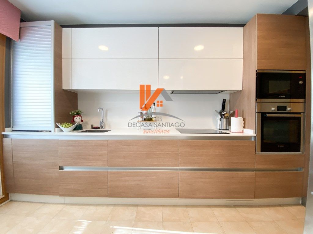 Cocina de Piso en venta en Santiago de Compostela  con Terraza y Horno