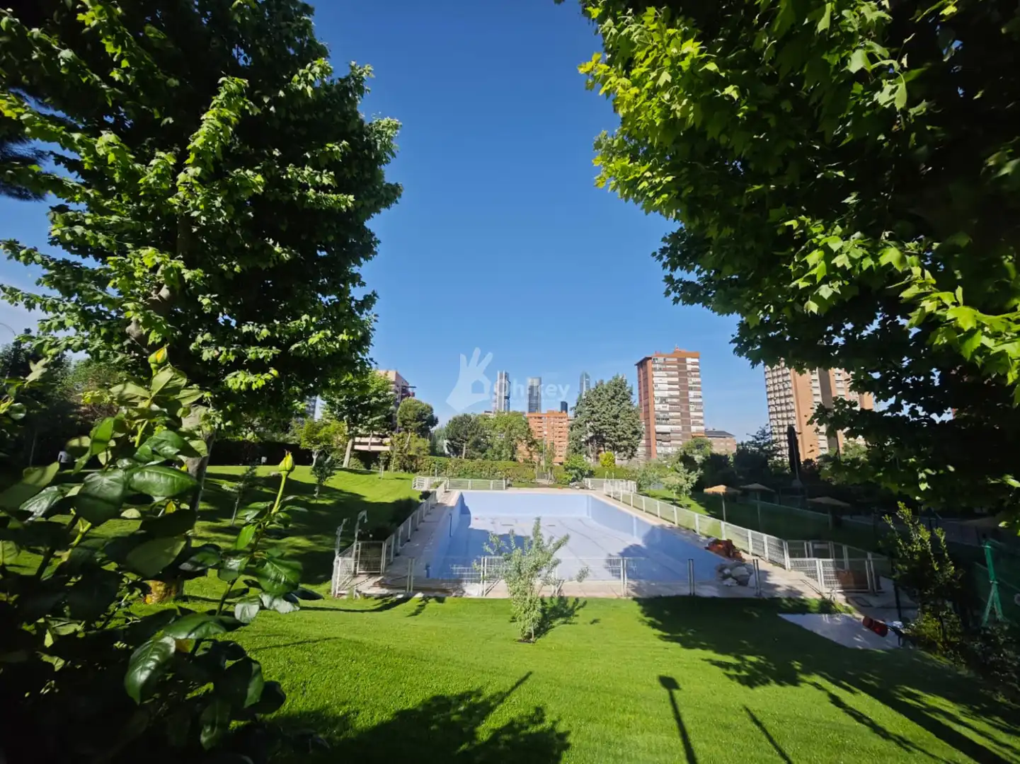 Piscina de Local en venta en Madrid con Aire acondicionado