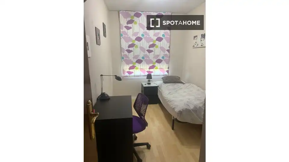 Bedroom of Flat for share in Madrid  with Air Conditioner, Heating and Furnished