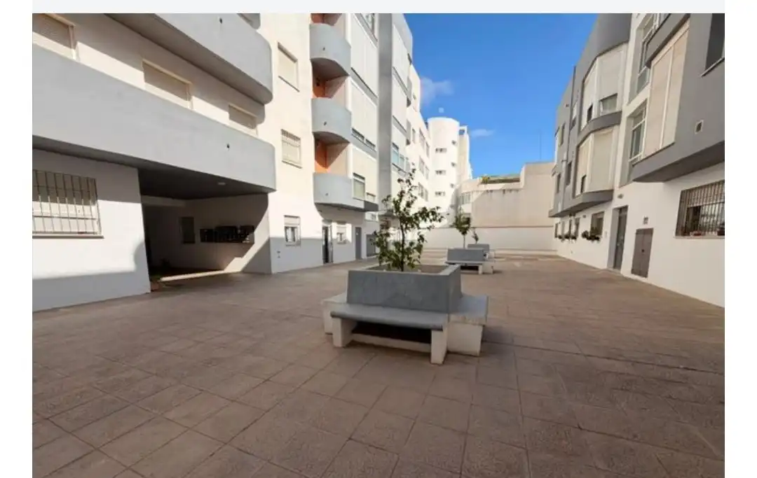 Außenansicht von Wohnung zum Verkauf in Sevilla mit Klimaanlage, Privatgarten und Möbliert