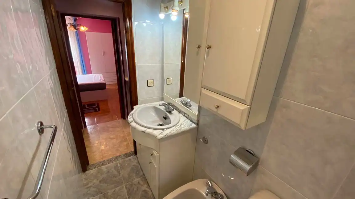 Baño de Piso de alquiler en San Martín del Rey Aurelio con Calefacción, Amueblado y Horno