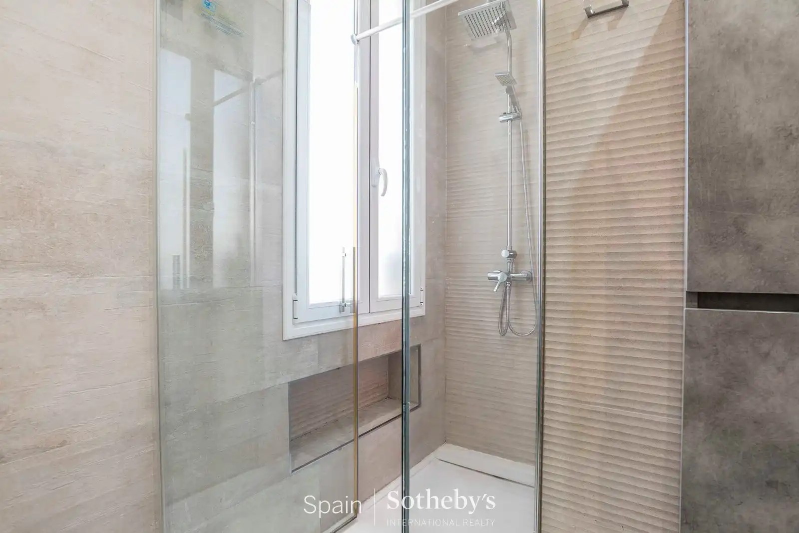 Bany de Apartament en venda en Madrid amb Aire condicionat, Calefacció i Terrassa