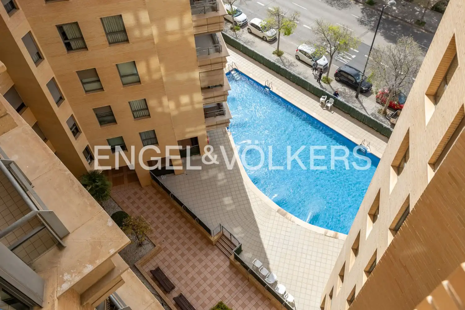 Schwimmbecken von Wohnung zum Verkauf in Valencia mit Klimaanlage, Heizung und Privatgarten