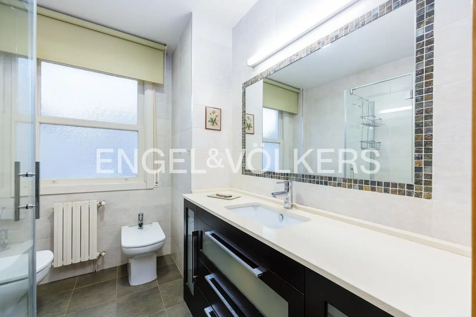 Bathroom of Apartments for rent in Vigo   with Heating, Private garden and Terrace