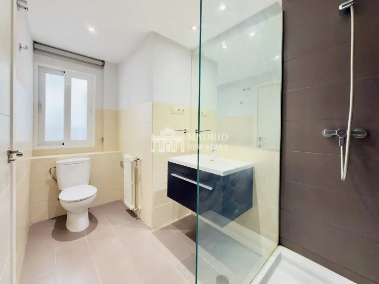 Baño de Apartamento de alquiler en Madrid con Aire acondicionado, Calefacción y Parquet