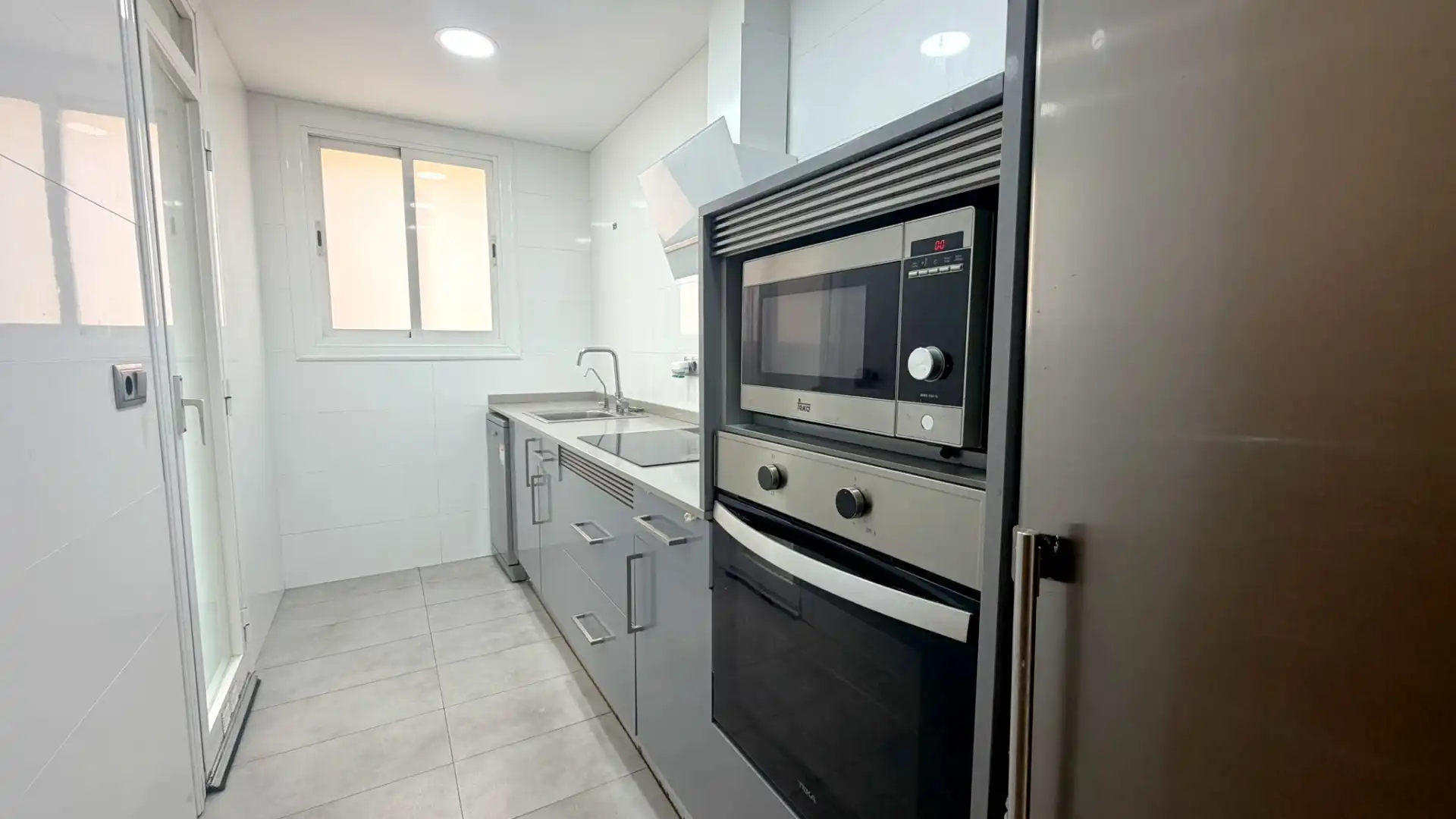 Kitchen of Flat for sale in L'Hospitalet de Llobregat  with Parquet flooring, Oven and Balcony