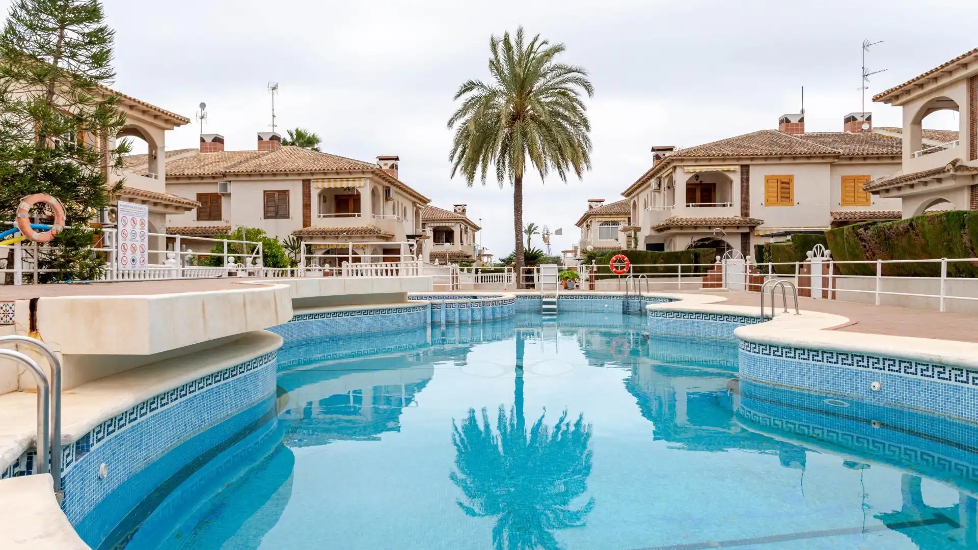 Piscina de Casa o xalet en venda en Torrevieja amb Aire condicionat, Terrassa i Traster