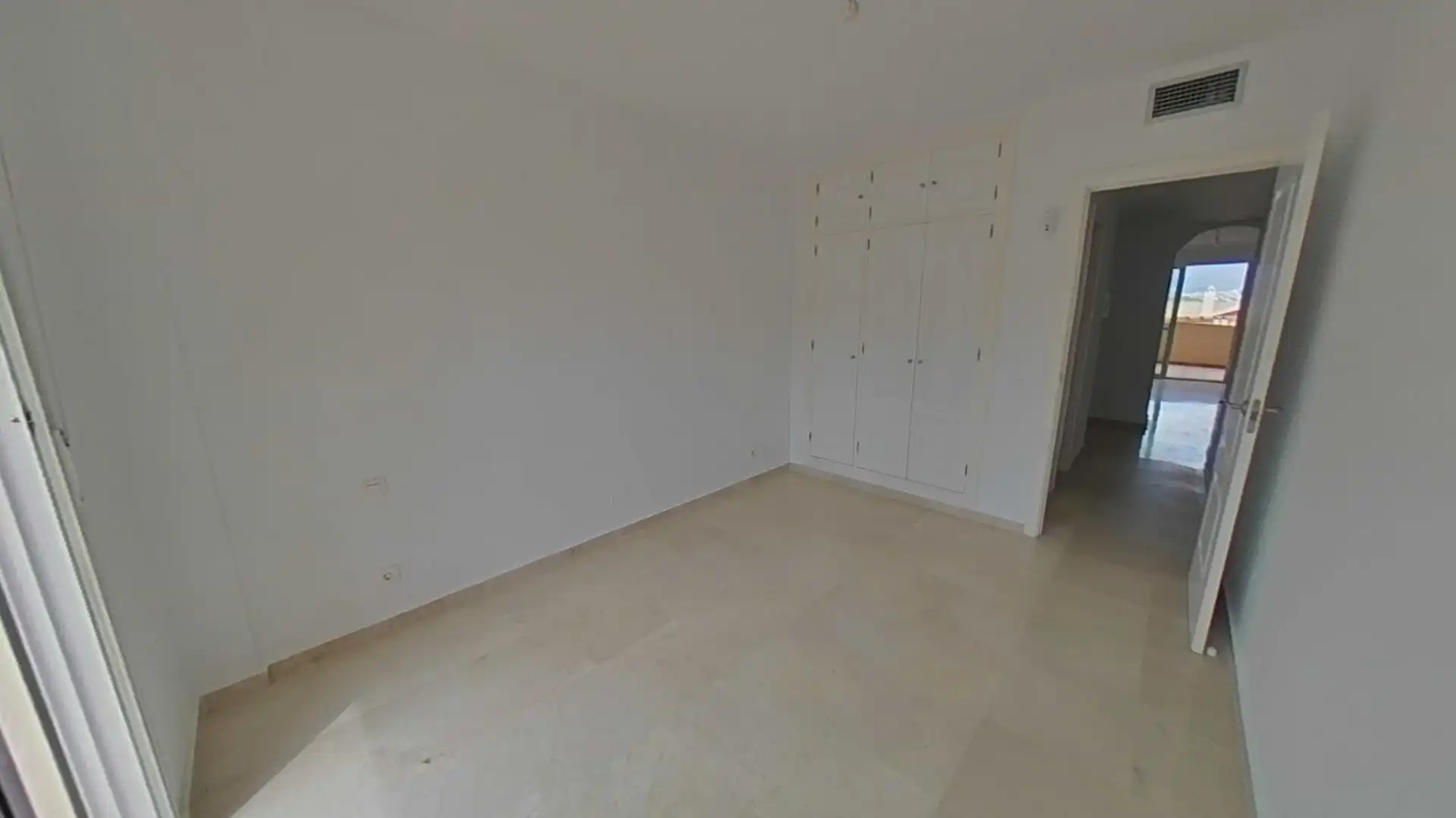 Schlafzimmer von Wohnungen zum Verkauf in Manilva mit Klimaanlage, Abstellraum und Schwimmbad