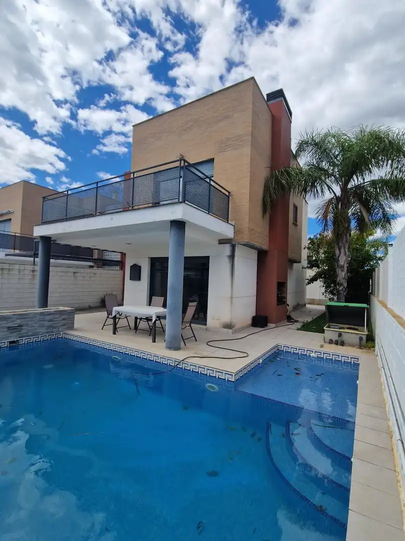 Piscina de Casa adosada en venda en La Pobla de Vallbona amb Aire condicionat, Calefacció i Jardí privat