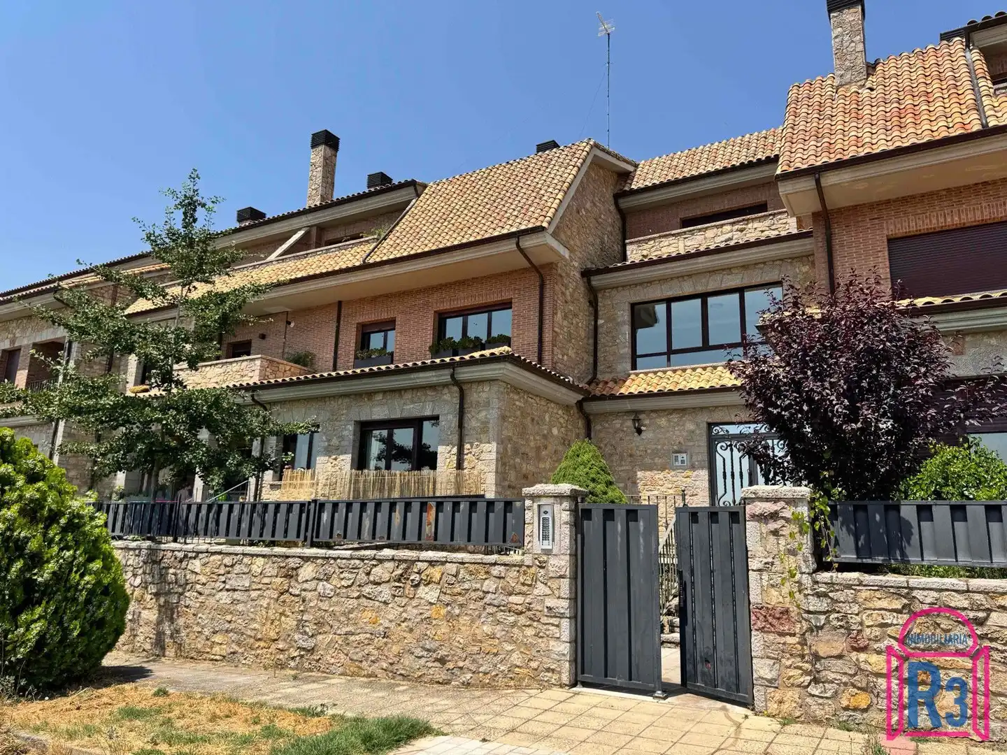 Vista exterior de Dúplex en venta en Valverde de la Virgen con Calefacción, Terraza y Trastero