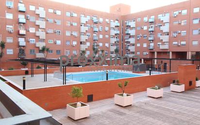 Swimming pool of Flat for sale in  Sevilla Capital  with Air Conditioner, Heating and Balcony