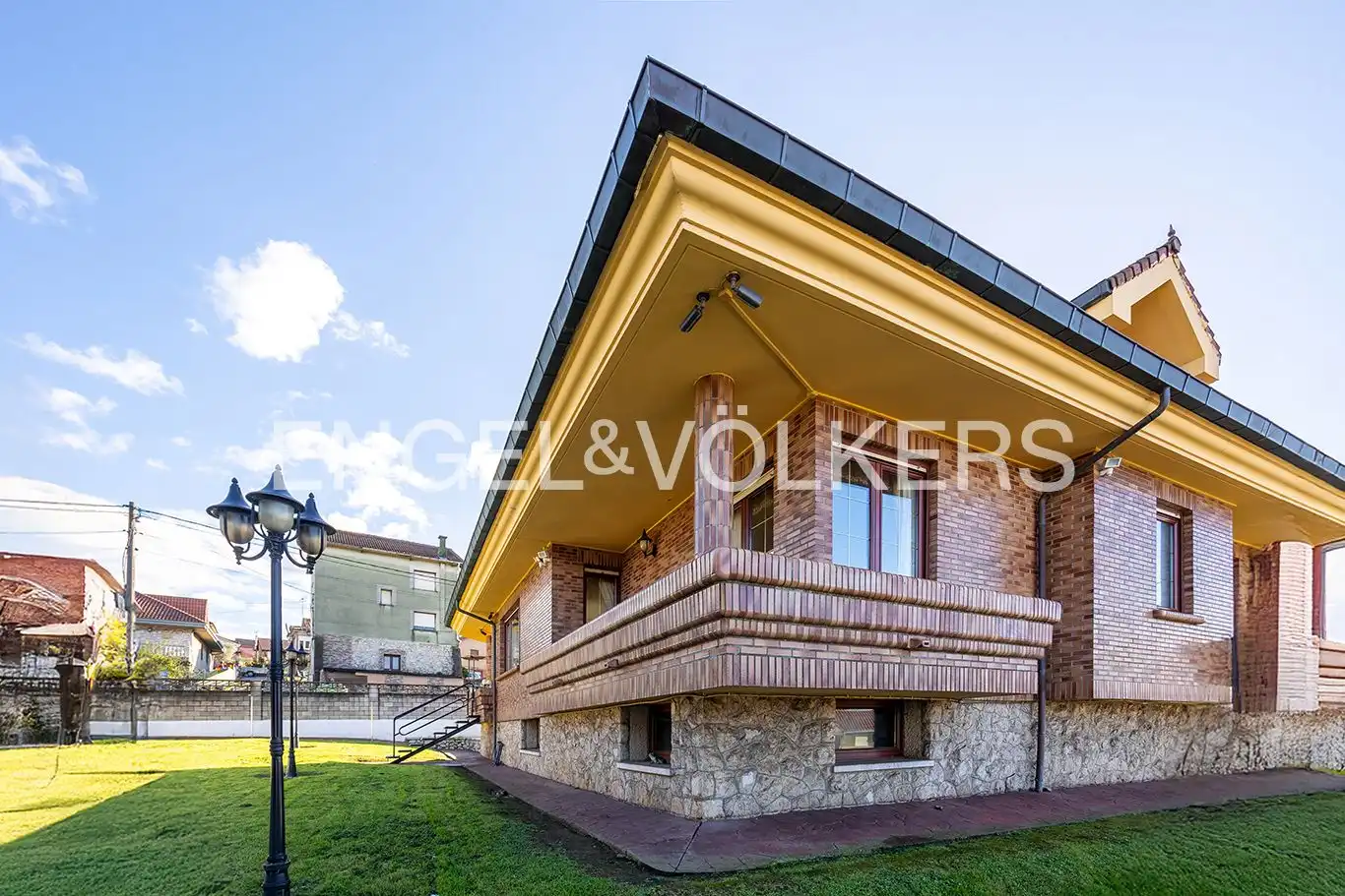 Vista exterior de Casa o xalet en venda en Camargo amb Calefacció, Jardí privat i Parquet