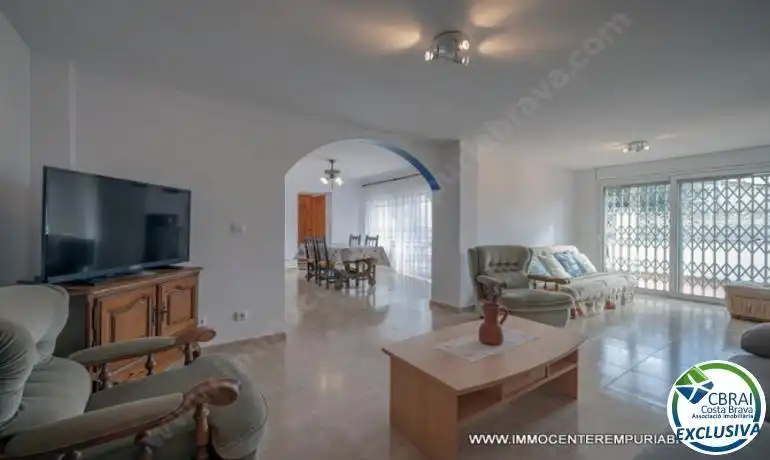 Sala d'estar de Pis en venda en Roses amb Terrassa, Forn i Microones