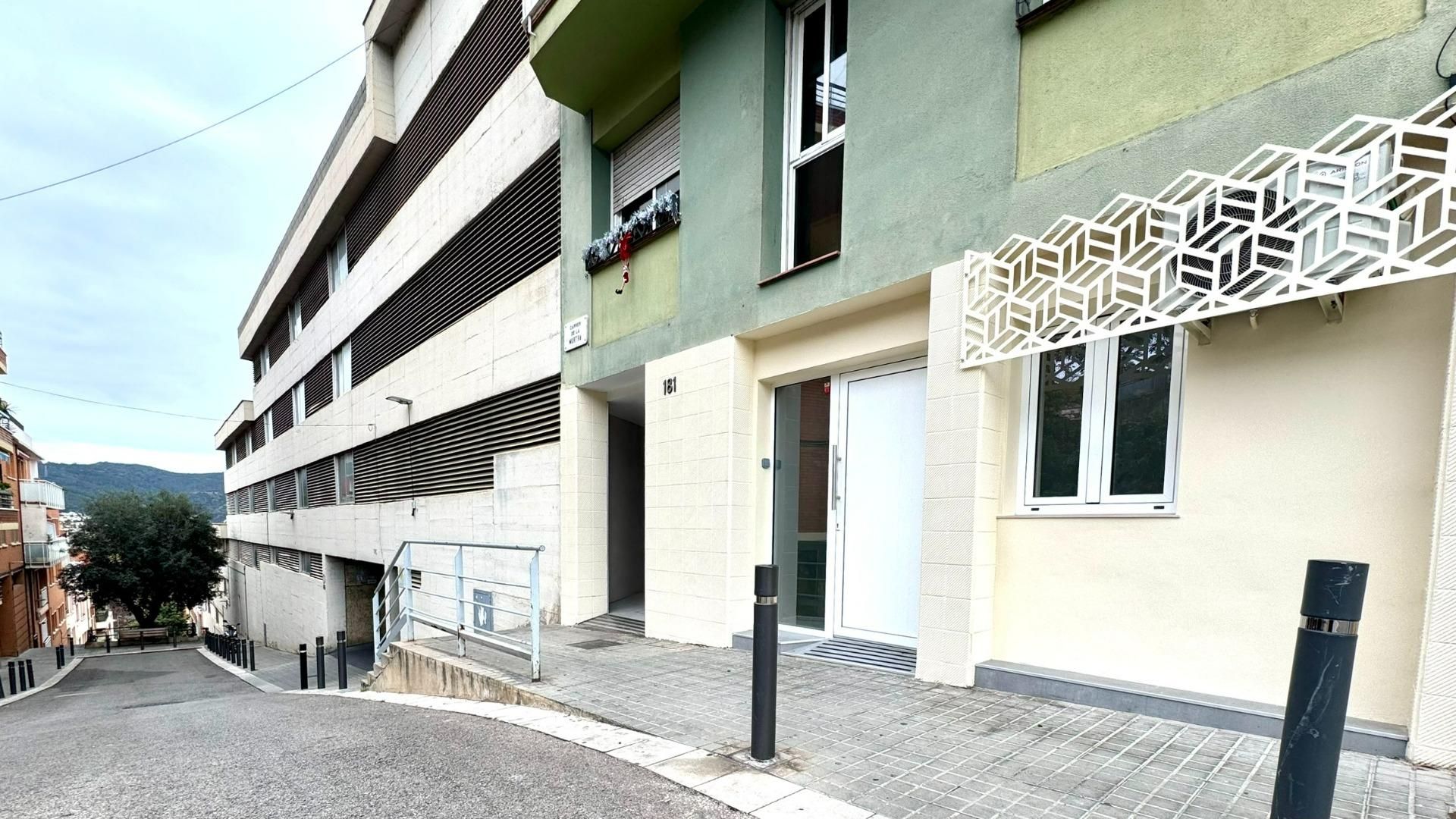 Exterior view of Study for sale in  Barcelona Capital  with Air Conditioner and Parquet flooring