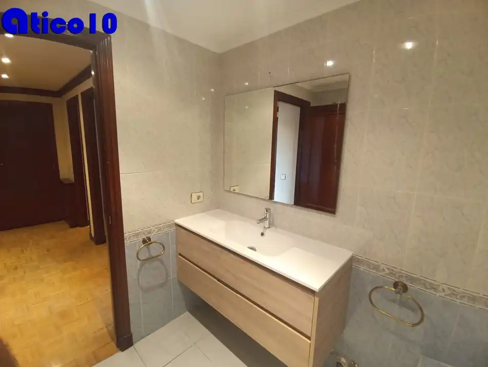 Flat for sale in Calle Doctor Antonio Bascarán Asúnsolo, Cerdeño - El Palais - Mercadín