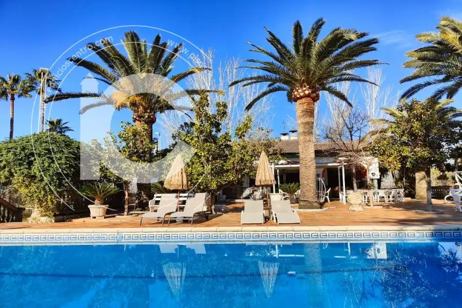 Xalet amb piscina en venda a del Genil