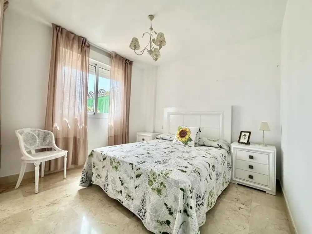 Schlafzimmer von Erdgeschoss zur Miete in Estepona mit Klimaanlage, Terrasse und Schwimmbad