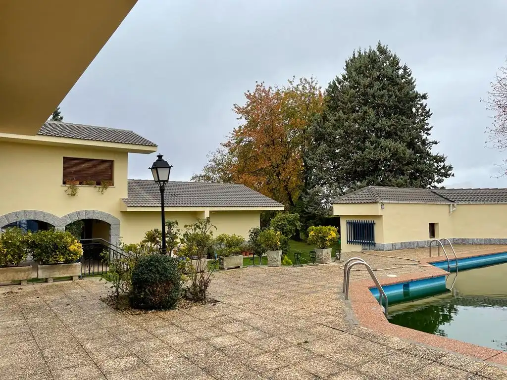 Vista exterior de Casa o xalet en venda en Castañares de Rioja amb Calefacció, Jardí privat i Parquet