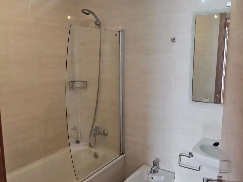 Bany de Apartament de lloguer en A Illa de Arousa  amb Calefacció, Jardí privat i Parquet