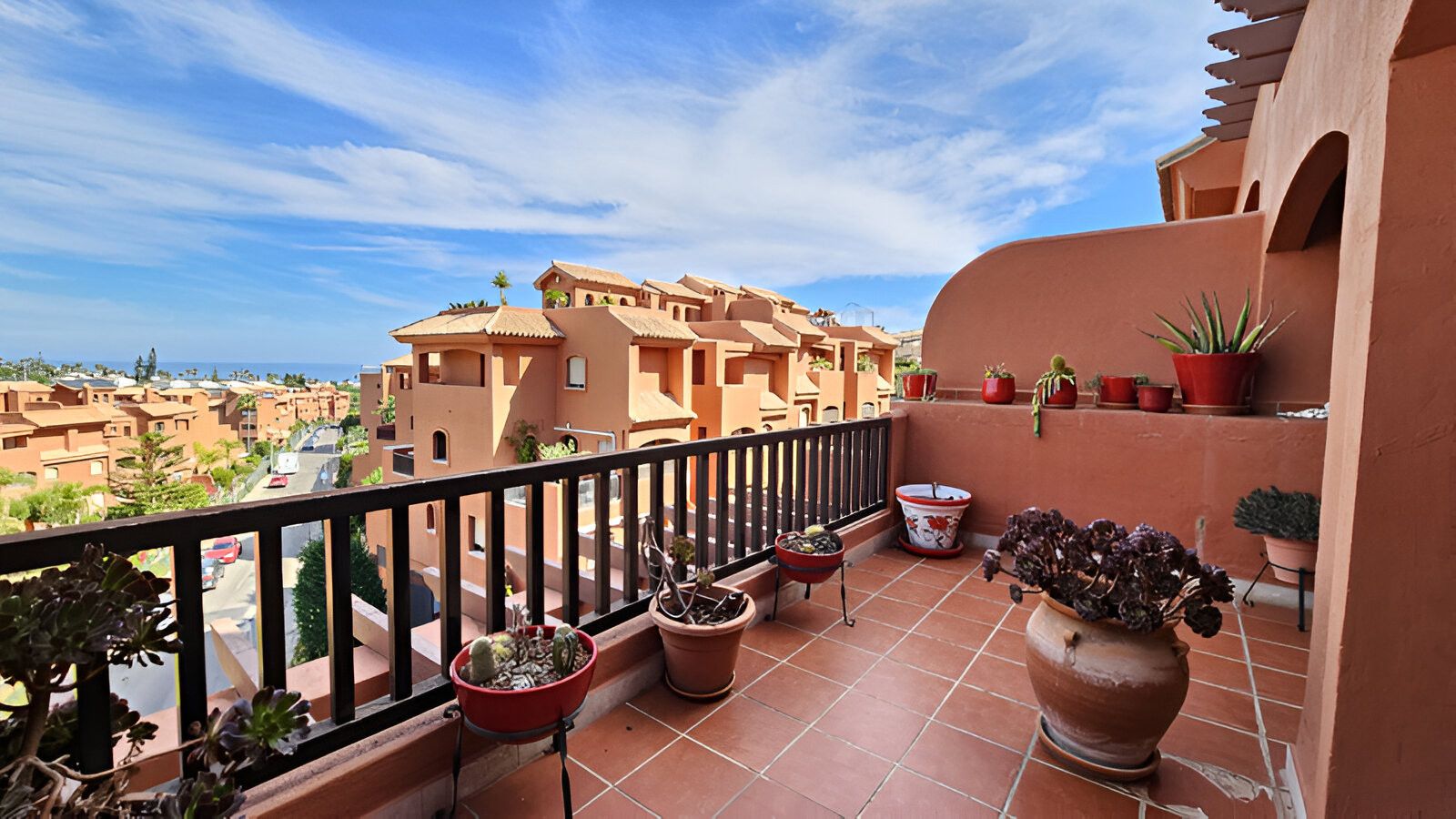 Vista exterior de Apartament en venda en Estepona amb Terrassa, Piscina i Alarma