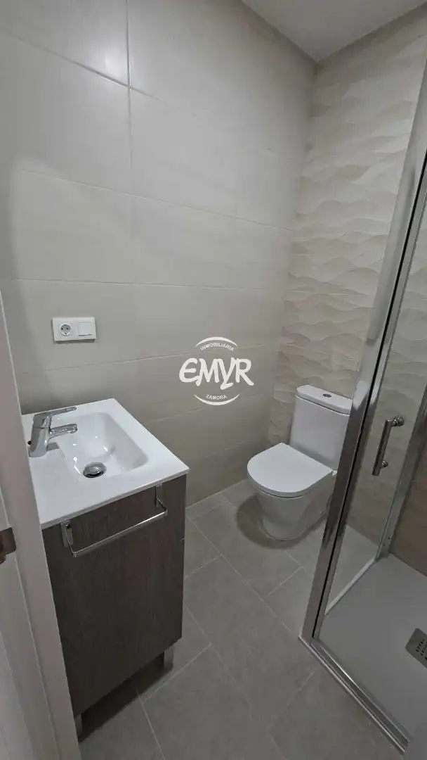 Badezimmer von Wohnung zur Miete in Zamora Capital  mit Heizung, Ofen und Waschmaschine