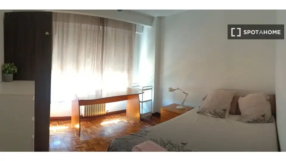 Dormitori de Apartament per a compartir en  Pamplona / Iruña amb Aire condicionat, Terrassa i Moblat