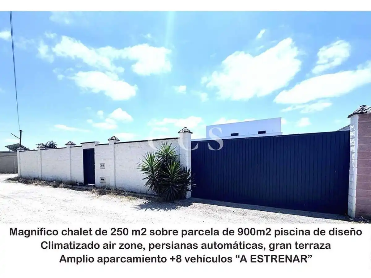 Vista exterior de Casa o xalet en venda en Dos Hermanas amb Terrassa i Piscina