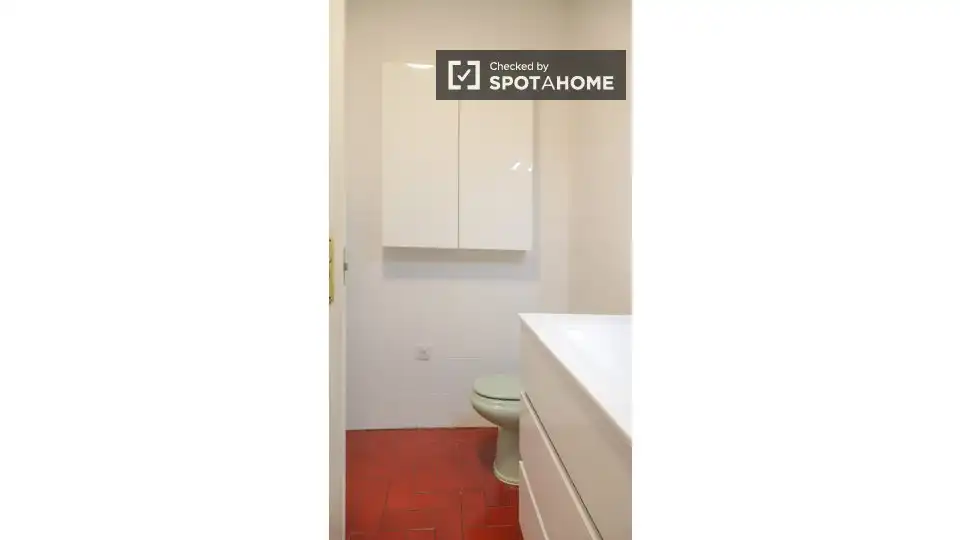 Bathroom of Flat for share in Barrio de Salamanca