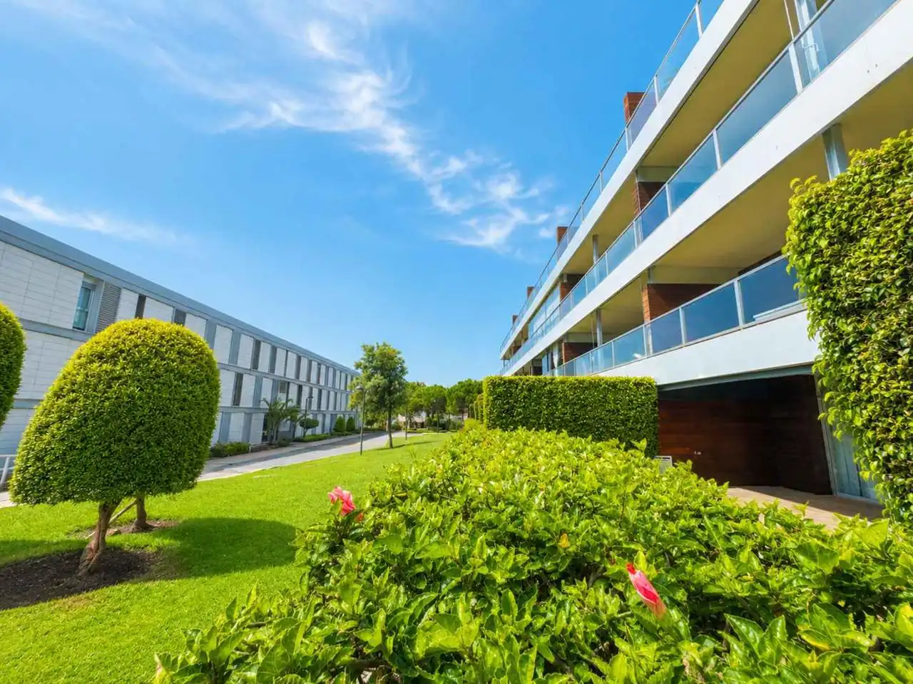 Außenansicht von Wohnungen zum Verkauf in Manilva mit Klimaanlage, Heizung und Terrasse