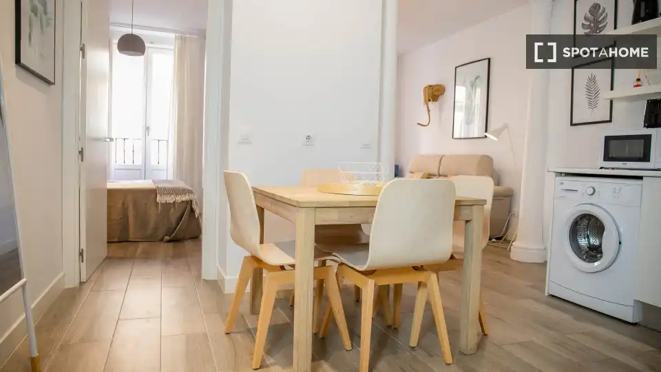 Flat for rent in Cortes - Huertas