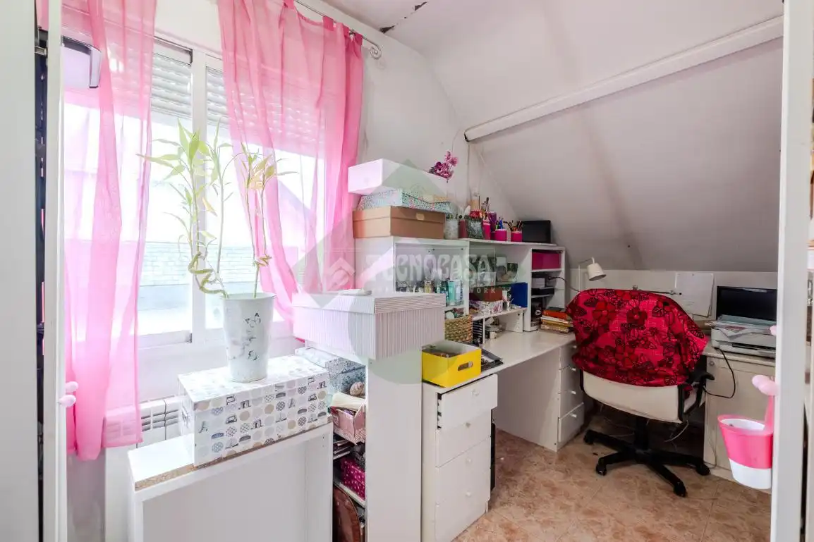 Habitación de Casa adosada en venta en Serranillos del Valle con Calefacción y Jardín privado