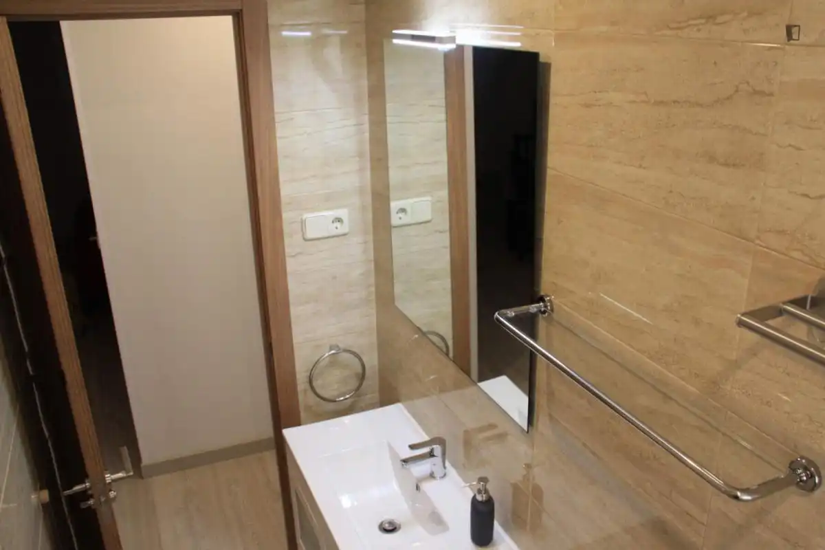 Bany de Apartament de lloguer en Madrid amb Aire condicionat, Calefacció i Moblat