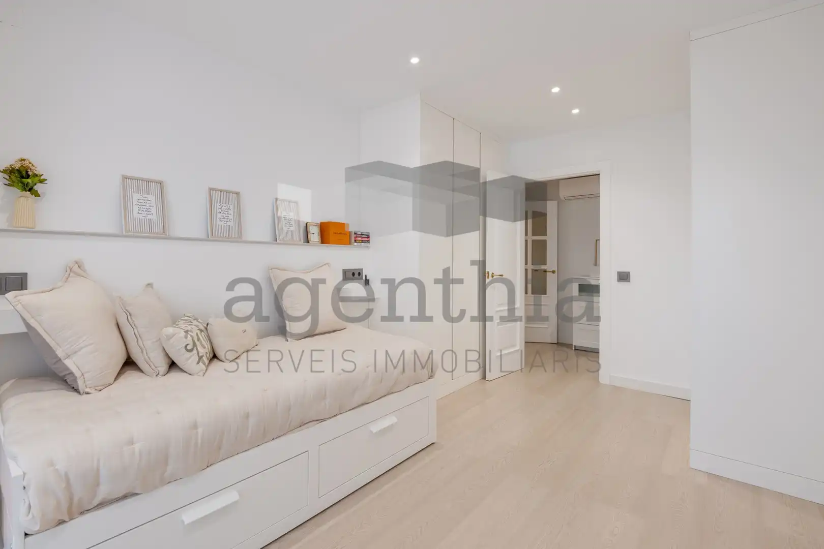 Bedroom of Flat for sale in Girona  with Air Conditioner, Heating and Balcony