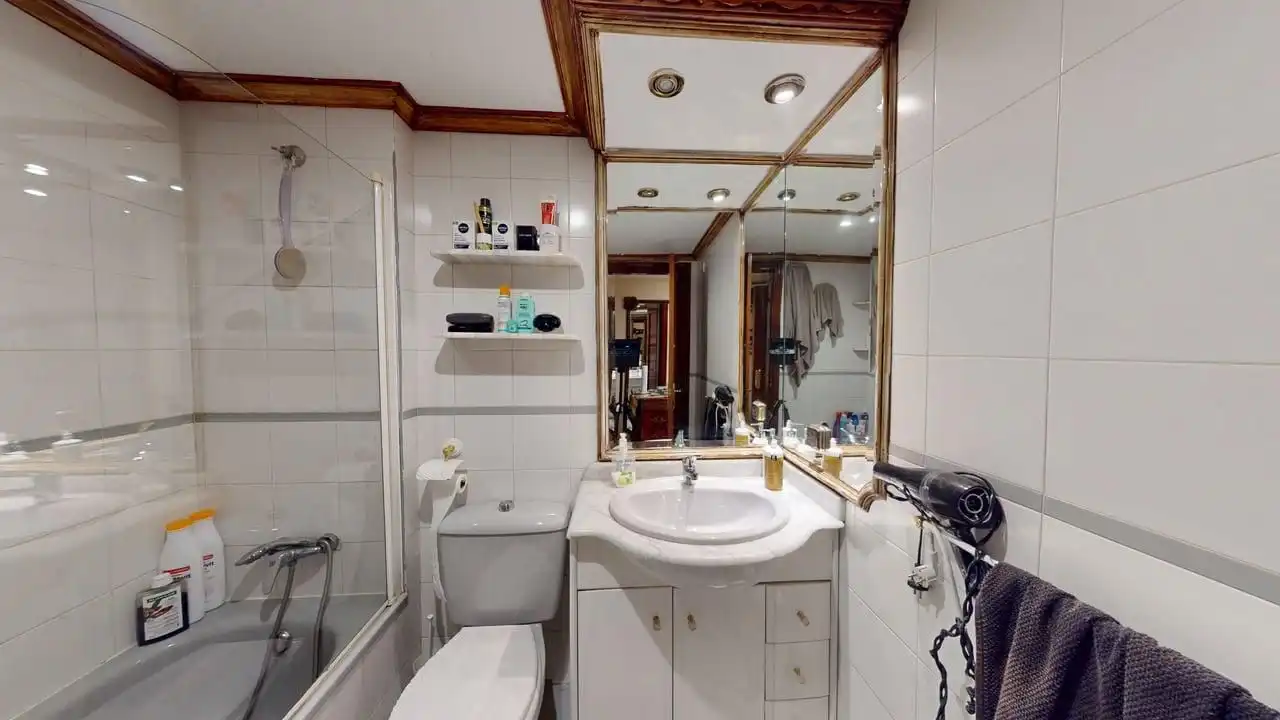 Bathroom of Flat for sale in Sevilla  with Air Conditioner, Heating and Terrace