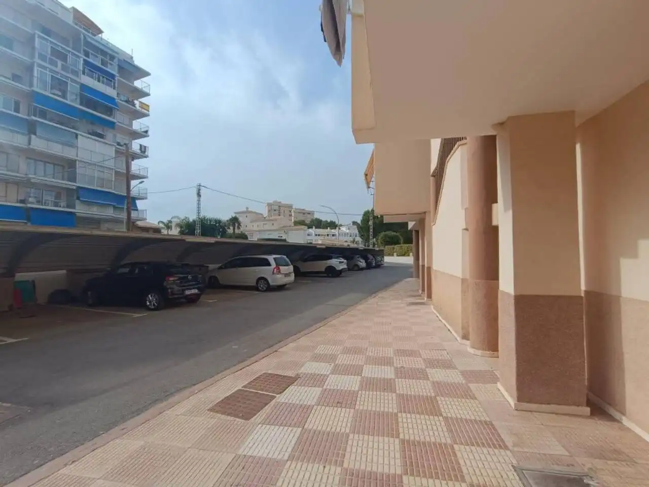 Aparcament de Apartament de lloguer en El Campello amb Aire condicionat, Terrassa i Moblat