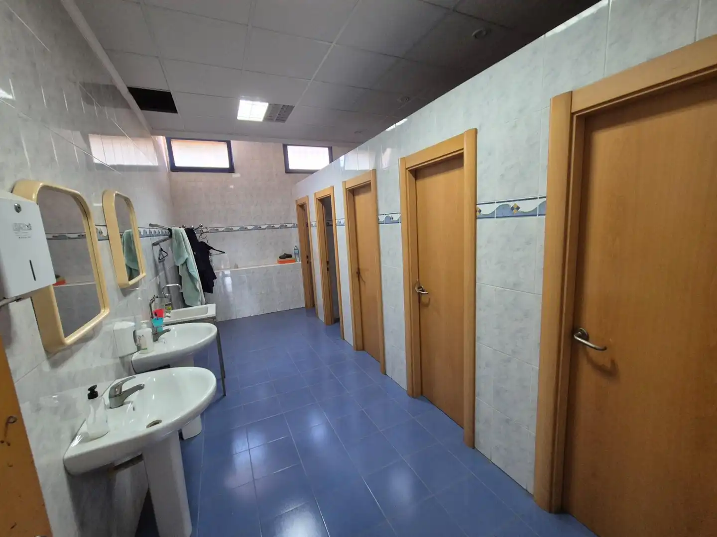Badezimmer von Fabrikhallen zur Miete in Elda